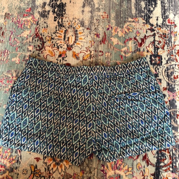 H&M Shorts - Picture 2 of 3